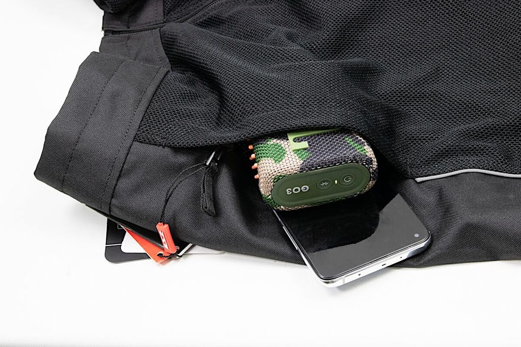 2 túi 2 bên hông với khả năng bỏ được nhiều đồ dùng thiết yếu: điện thoại, tai nghe, ví
