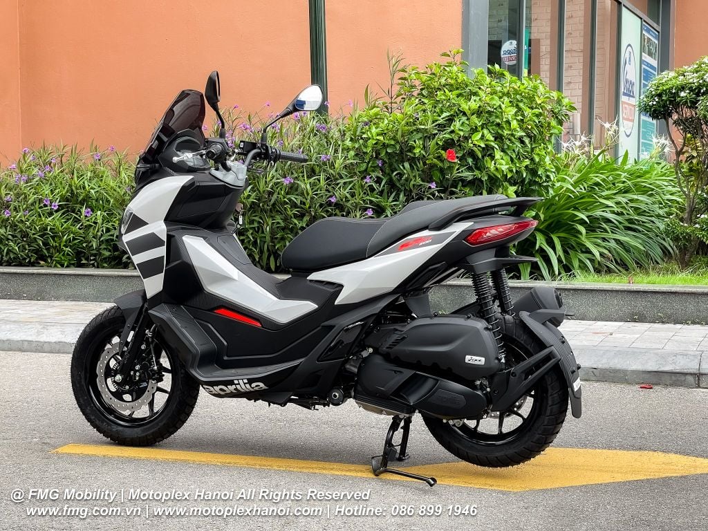 Khoảng sáng gầm của Aprilia SR GT 200 là 175 mm (17,5 cm) so với mặt đường