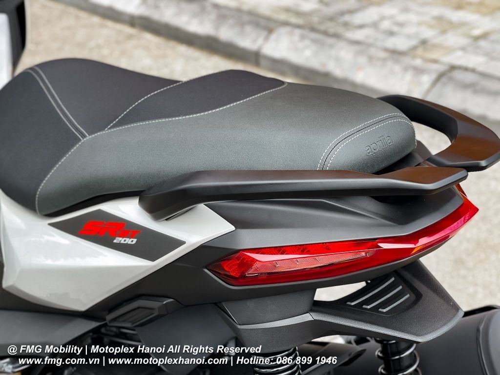 Tay dắt sau của Aprilia SR GT 200 đen mờ mạnh mẽ