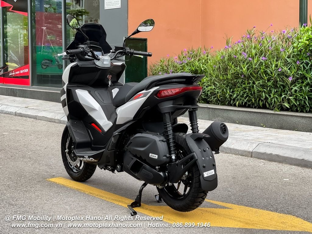Pat biển số Aprilia SR GT 200 với cũng được tạo vân Carbon