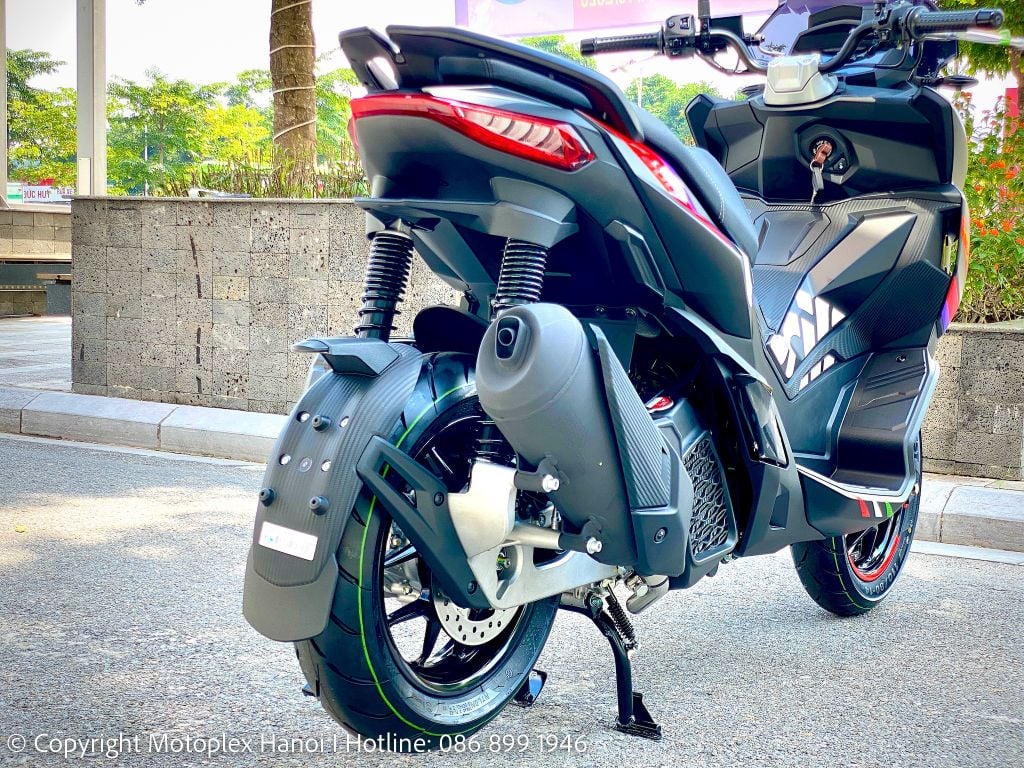 Ốp bánh sau và ốp bảo vệ pô Aprilia SR GT Replica cũng được tạo vân Carbon