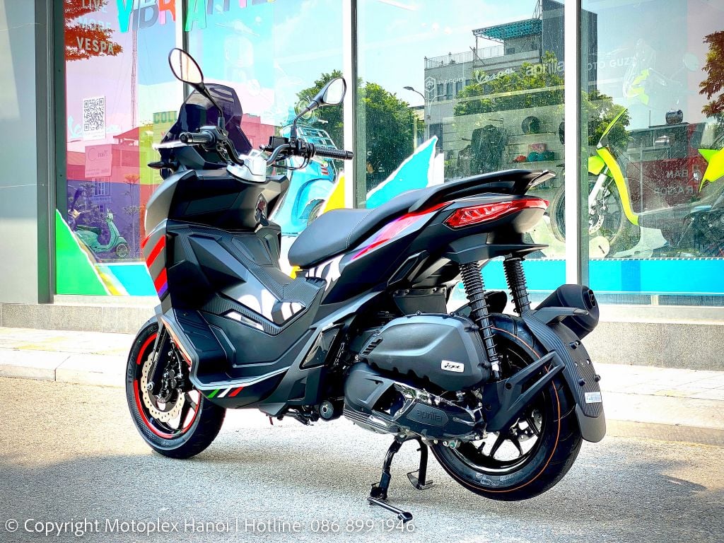 Thân xe và hai bên hông Aprilia SR GT Replica có màu đen mờ