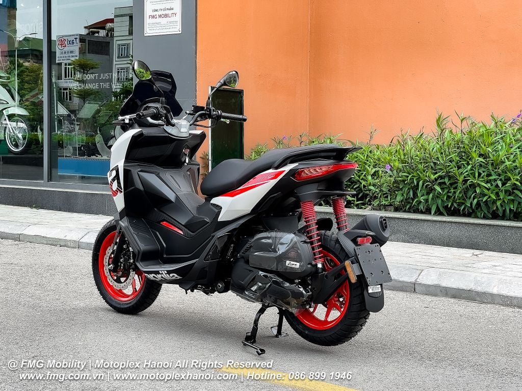 Khoảng sáng gầm của Aprilia SR GT 200 Sport là 175 mm (17,5 cm) so với mặt đường