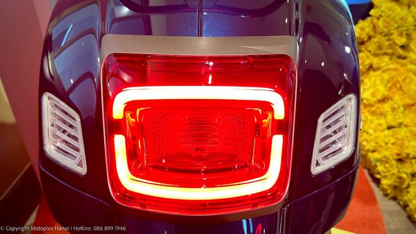 Cụm đèn hậu LED trên Vespa GTS 2023