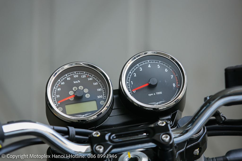 cặp đồng hồ cơ cổ điển trên Moto Guzzi V7 Special