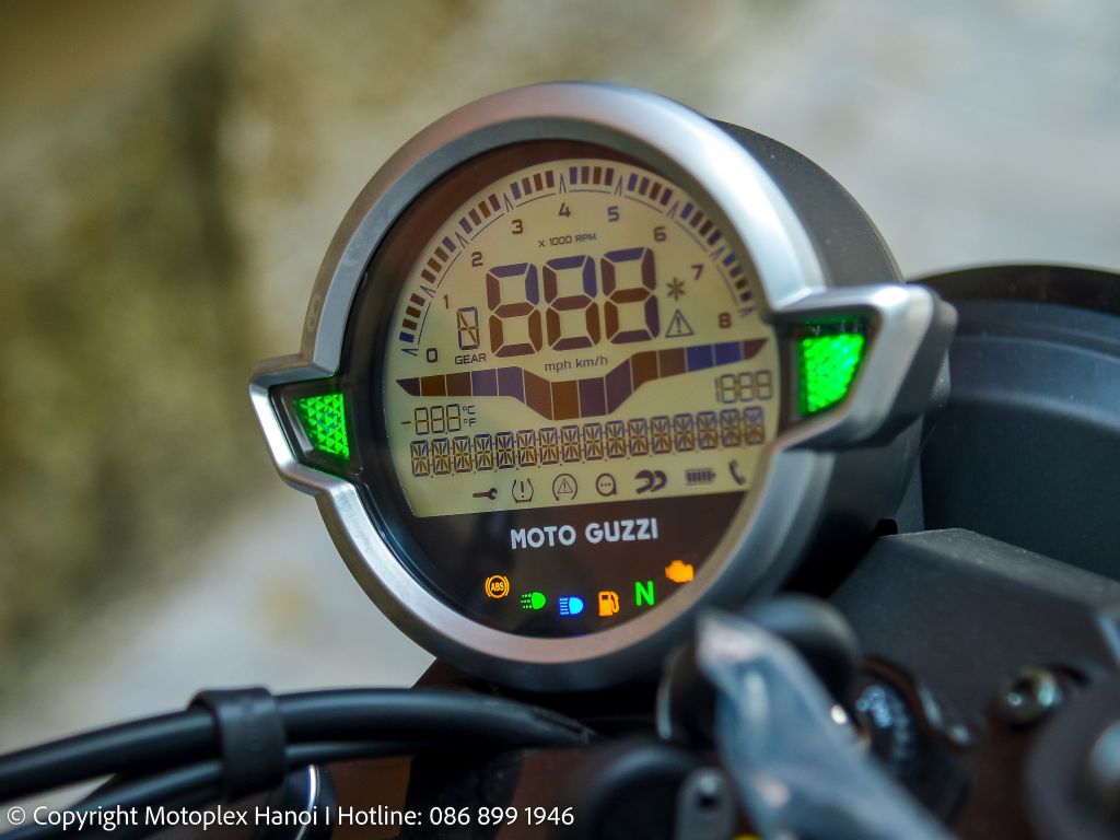 đồng hồ đo tròn duy nhất với màn hình LCD hiển thị tất cả các thông tin trên Moto Guzzi V7 Stone