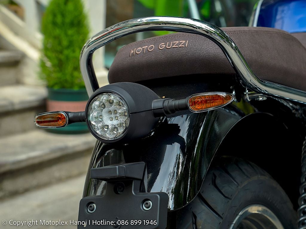 tay xách mạ Chrome trên Moto Guzzi V7 Special