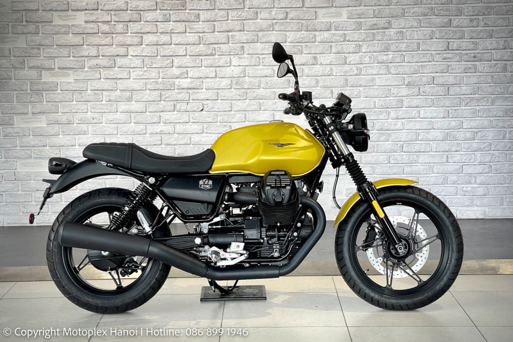 Moto Guzzi V7 Stone có kích thước tổng thể 2165 mm x 800 mm x 1,100 mm (dài x rộng x cao), chiều cao yên 780 mm, độ sáng gầm xe 150 mm