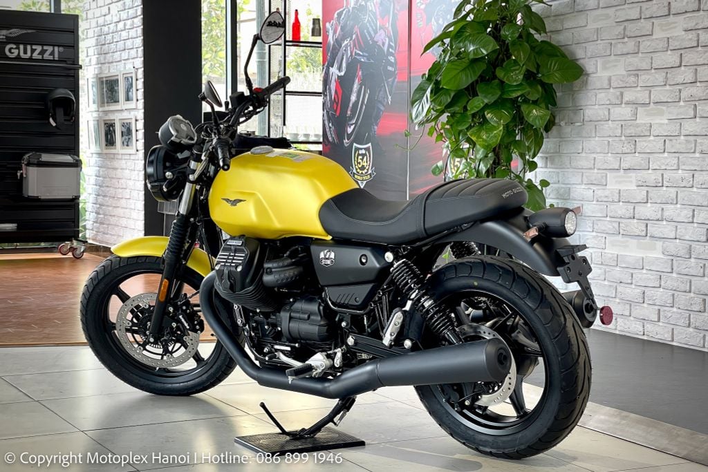 Ống xả đôi sơn đen nhám trên Moto Guzzi V7 Stone