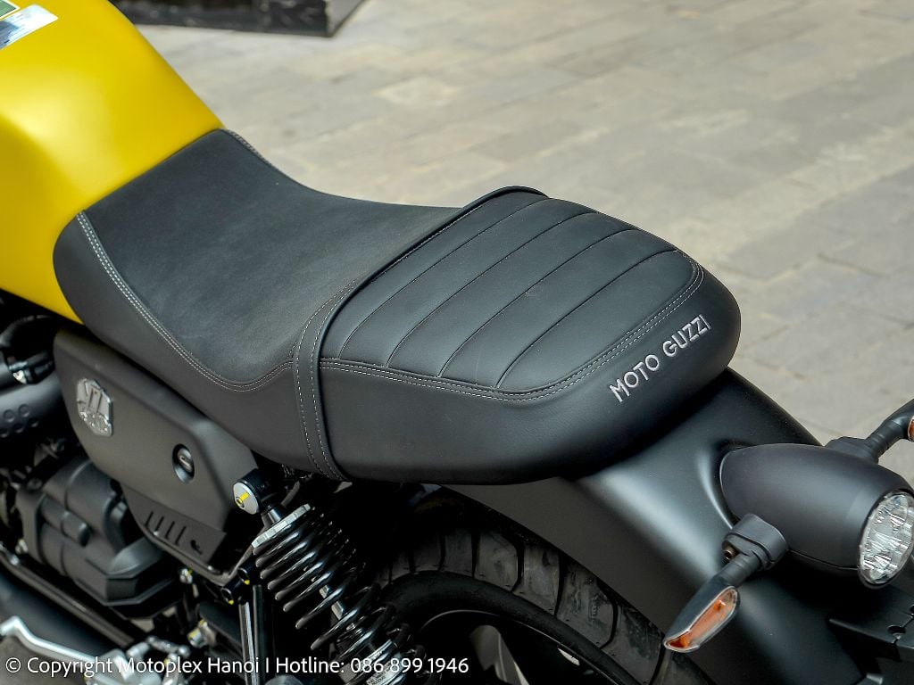 Yên xe Moto Guzzi V7 Stone được thiết kế 2 tầng, dày và rộng