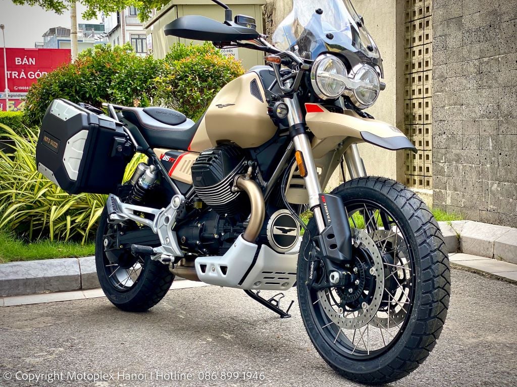 Vành căm hợp kim đi kèm lốp không săm đa địa hình Michelin Anakee Adventure hiệu suất cao trên Moto Guzzi V85 TT Travel