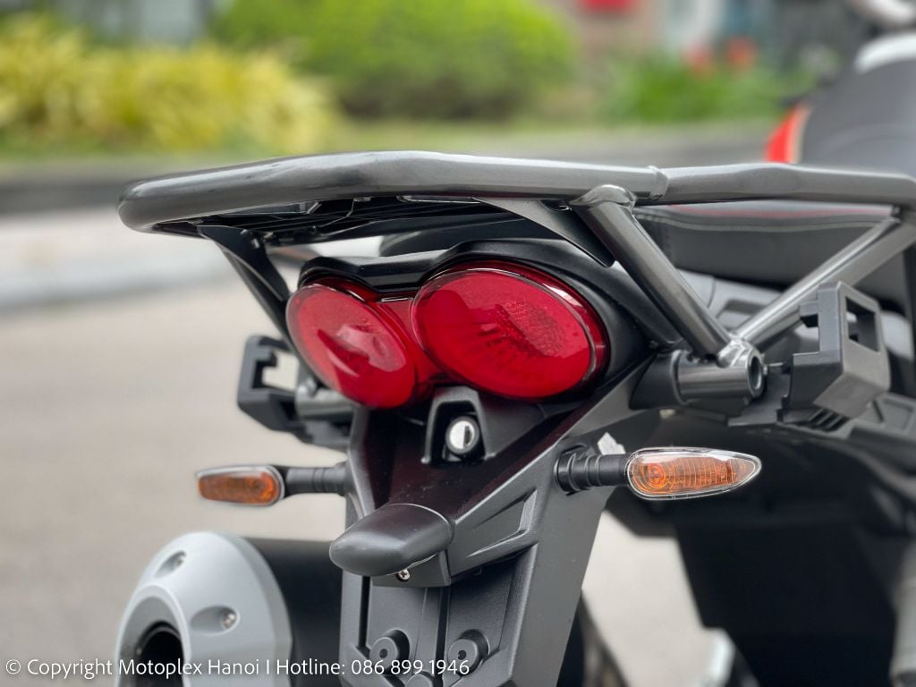 đèn hậu Led đảm bảo độ sáng trên Moto Guzzi V85 TT Travel