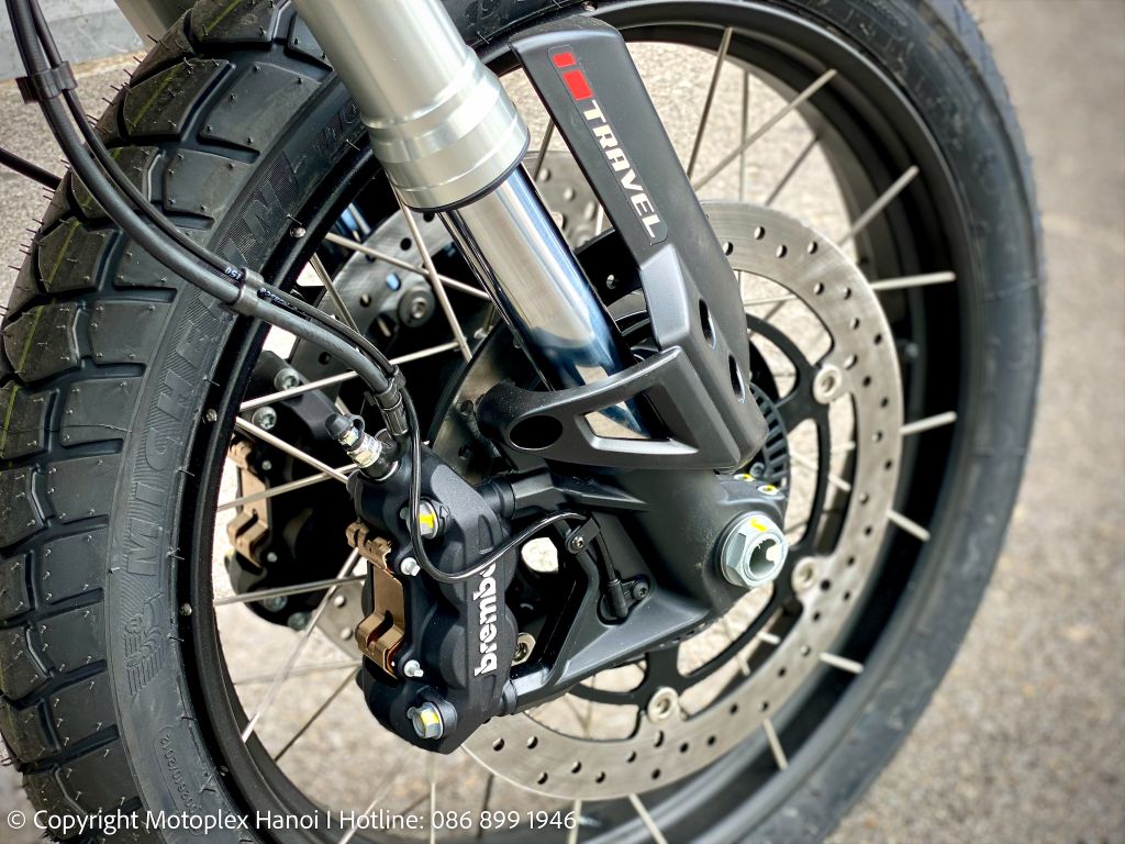 Đĩa phanh thép không gỉ đường kính 320 mm, Bộ kẹp phanh Brembo có 4 piston trên Moto Guzzi V85 TT