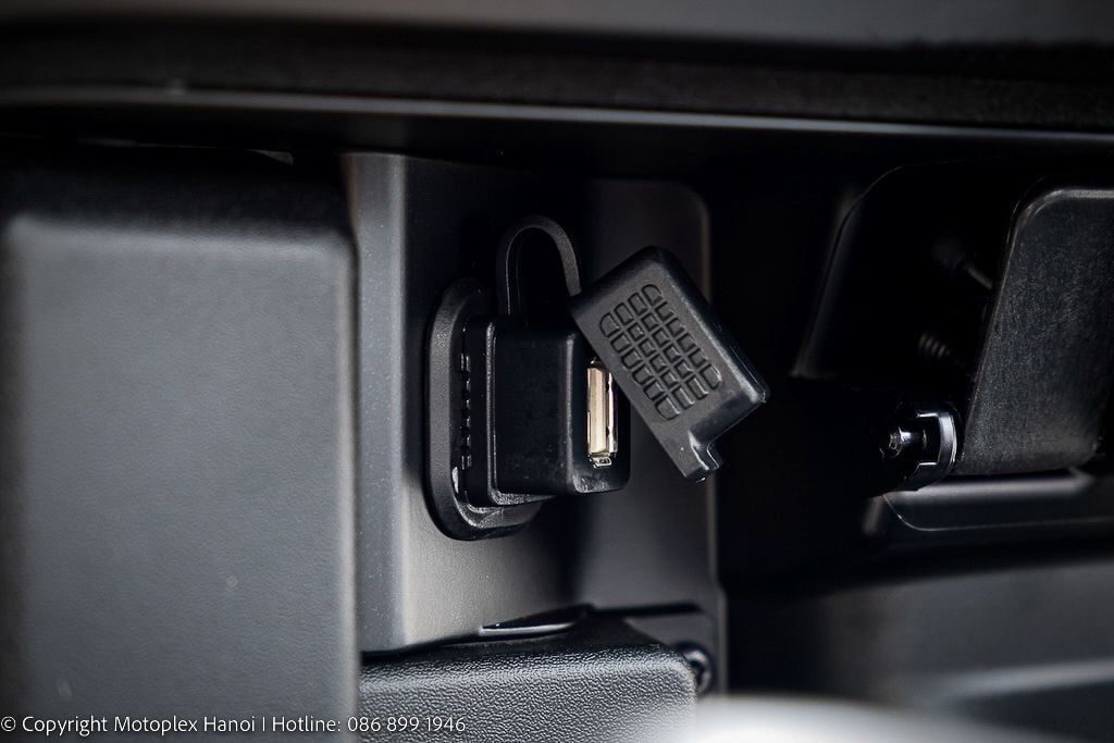 Cổng sạc USB-A bên trong cốp trước xe Vespa GTS Super Sport 150