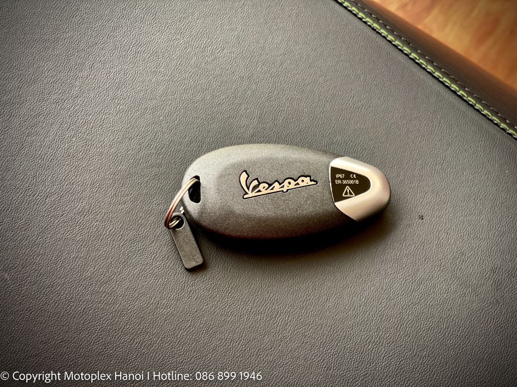 Logo Vespa trên chìa khoá thông minh Keyless của Vespa GTV 300 - 2023