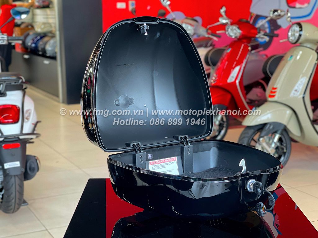 Thùng Đồ 32L Vespa Primavera & Vespa Sprint - Black Glossy 094 - 1B0000160090 chính hãng tại Motoplex Hanoi | fmg.com.vn