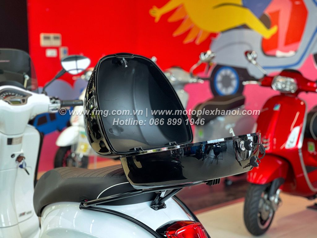 Thùng Đồ 32L Vespa Primavera & Vespa Sprint - Black Glossy 094 - 1B0000160090 chính hãng tại Motoplex Hanoi | fmg.com.vn