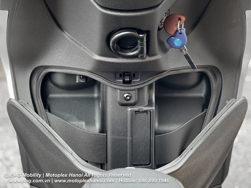 Sạc điện thoại và hộc để đồ được bố trí phía trong cốp trước trên Piaggio Liberty