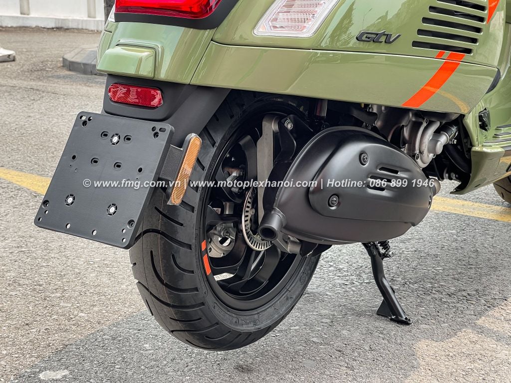 Hệ thống treo sau được bố trí giảm xóc thủy lực kép với lò xo cuộn và điều chỉnh tải trọng 4 vị trí