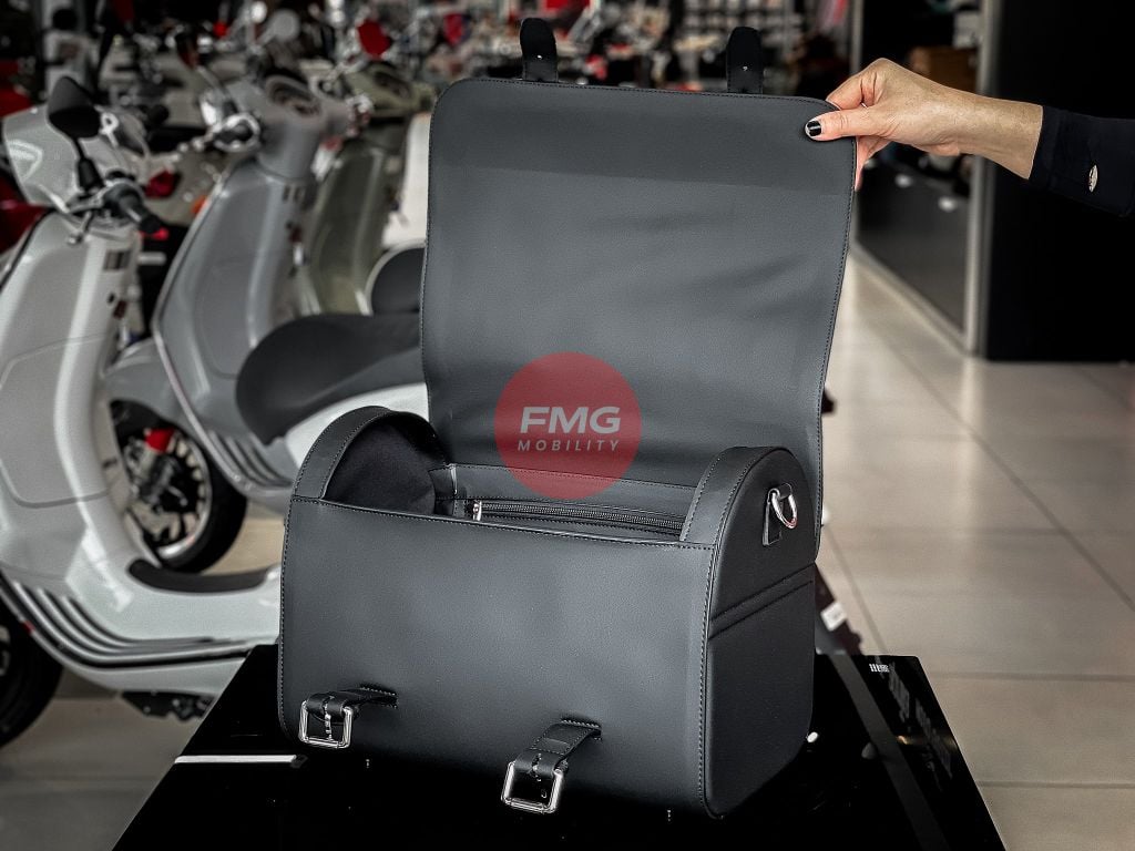 Túi Da Sau Vespa 946 Bunny Cap Cấp 30 Lít - 1B011613 tại FMG Mobility | Motoplex Hanoi