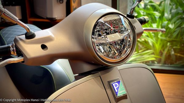 Cụm đèn pha LED trên Vespa GTS 300 Super Tech 2023