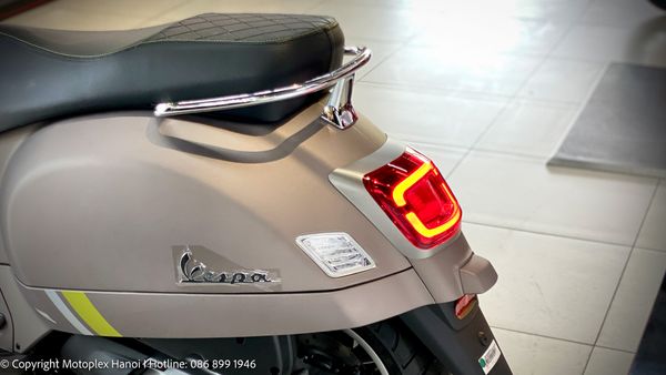 Cụm đèn hậu LED trên Vespa GTS 300 Super Tech 2023