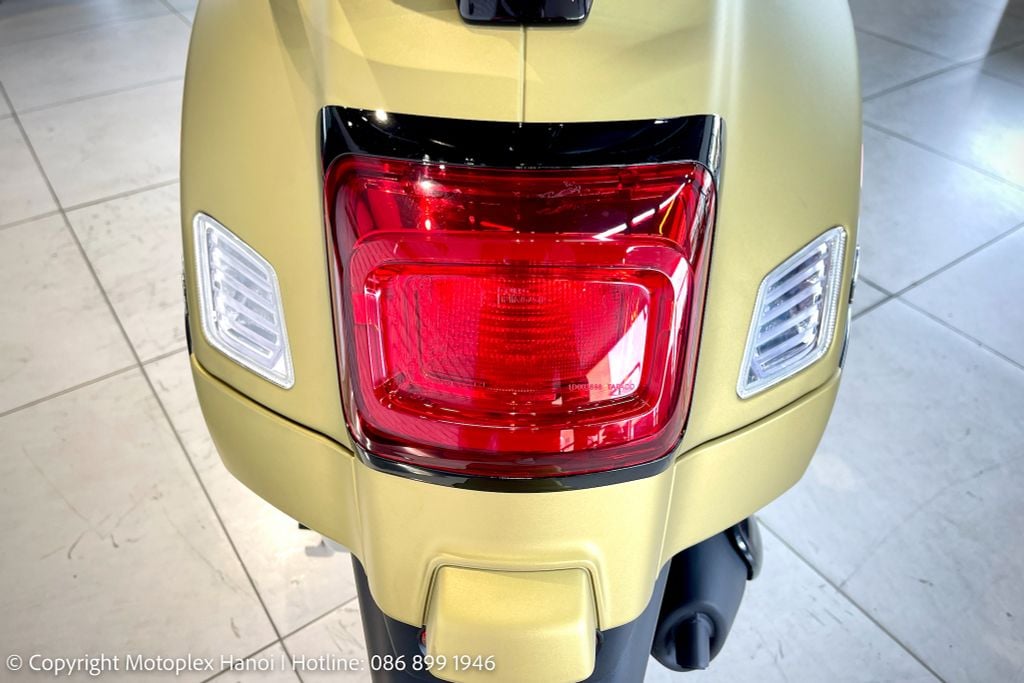 Cụm đèn hậu LED trên Vespa GTS Super Sport 150 - 2023