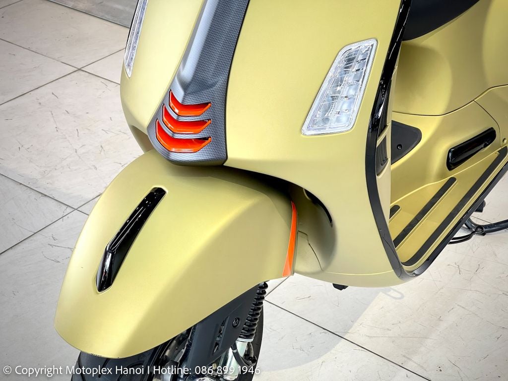 Mặt nạ và cà vạt vân Carbon trên Vespa GTS Super Sport 150 - 2023 mới