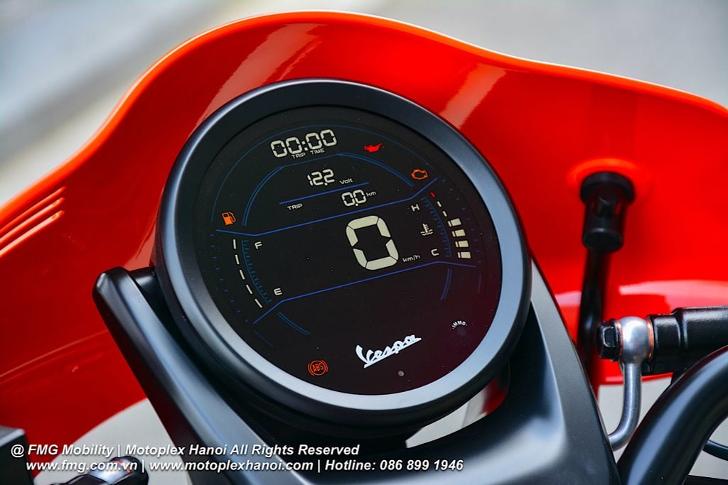 Đồng hồ điều khiển, hiển thị thông số với màn hình điện tử LCD hiện đại nhưng vẫn giữ nguyên thiết kế cổ điển