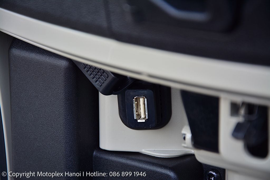 Cổng sạc USB sạc điện thoại được trang bị trong hộc trước của xe