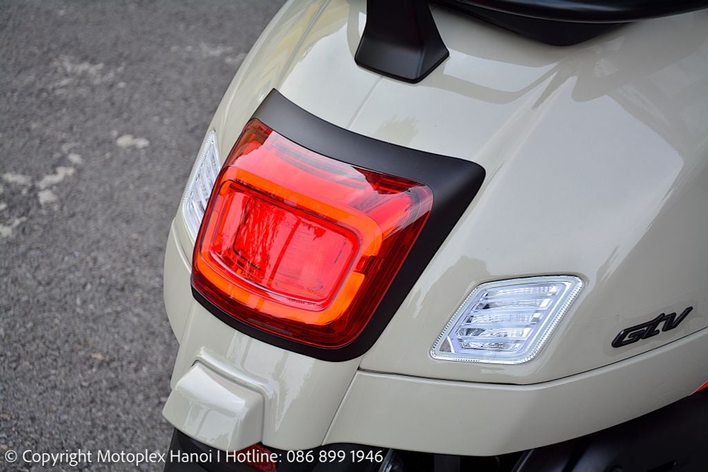 Cụm đèn hậu LED đặc trưng không thể lẫn trên Vespa GTV 2023 khi di chuyển trên đường