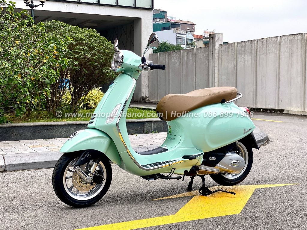 Hông xe Vespa Primavera S 125 được bo viền Chrome sang trọng