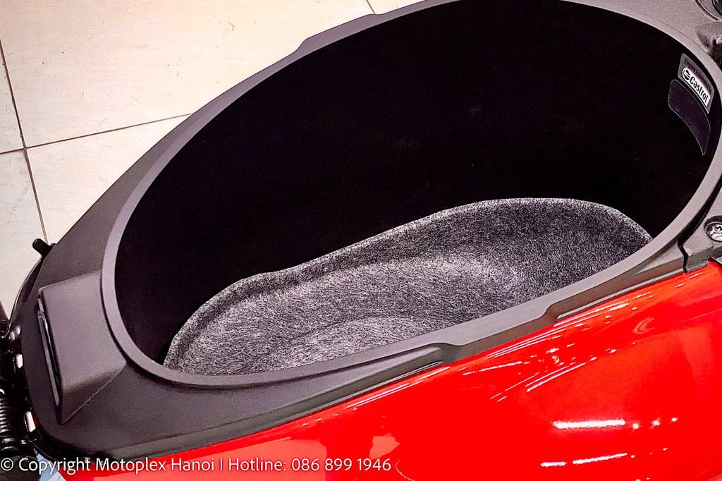 Cốp xe Vespa Primavera Red 125 - 2023 lớn có thể đựng được 2 chiếc mũ bảo hiểm nửa đầu cung nhiều vật dụng cá nhân khá