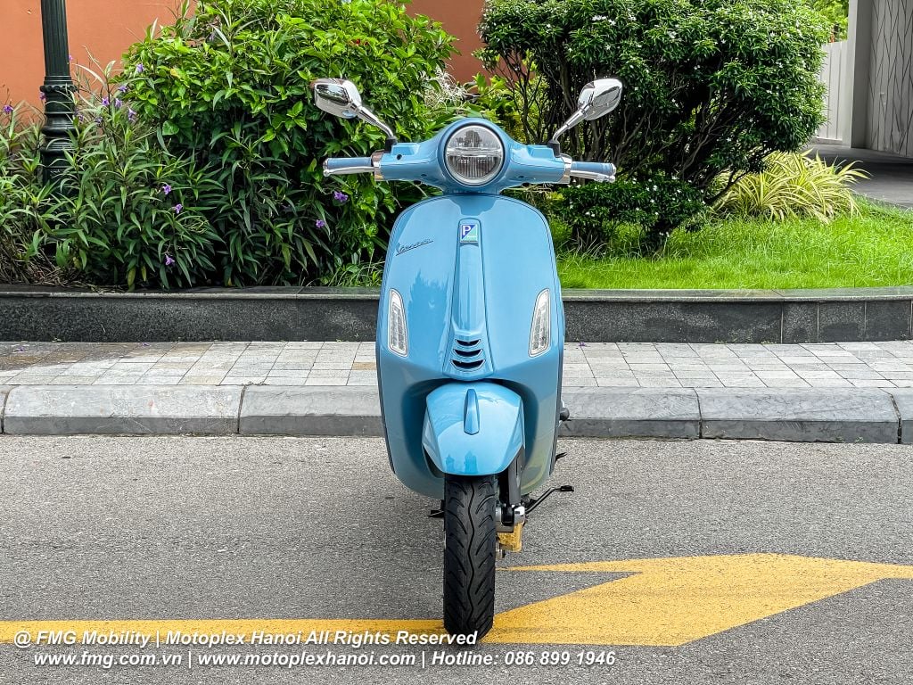 Mặt nạ trước của xe Vespa Primavera S 125 giống với Vespa 946 huyền thoại