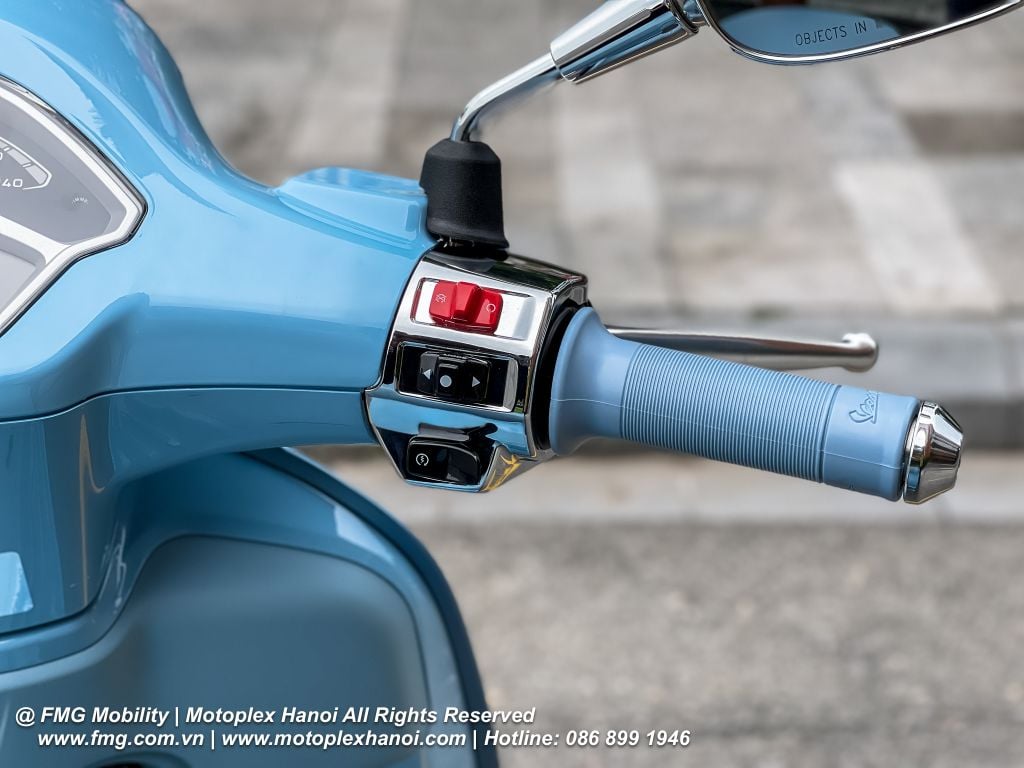 Tay nắm chắc chắn kết hợp ốp Crome sang trọng cùng nút bật/tắt động cơ khẩn cấp