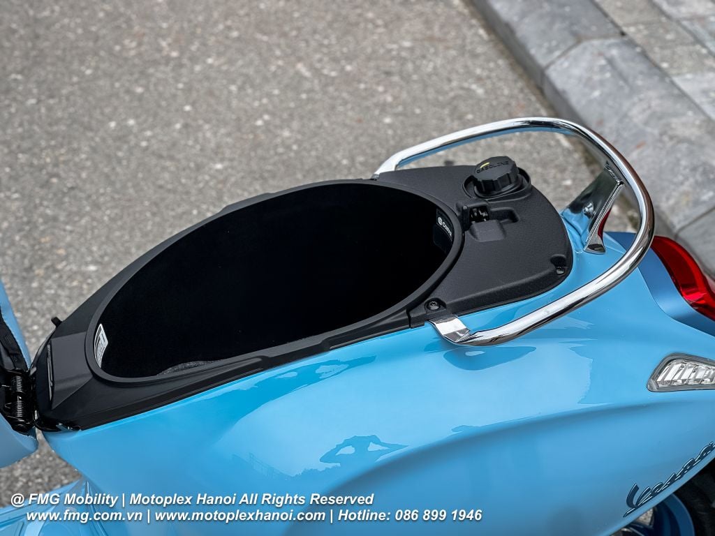 Cốp xe&nbsp;Vespa Primavera S 125&nbsp;lớn có thể đựng được 2 chiếc mũ bảo hiểm nửa đầu cung nhiều vật dụng cá nhân khác