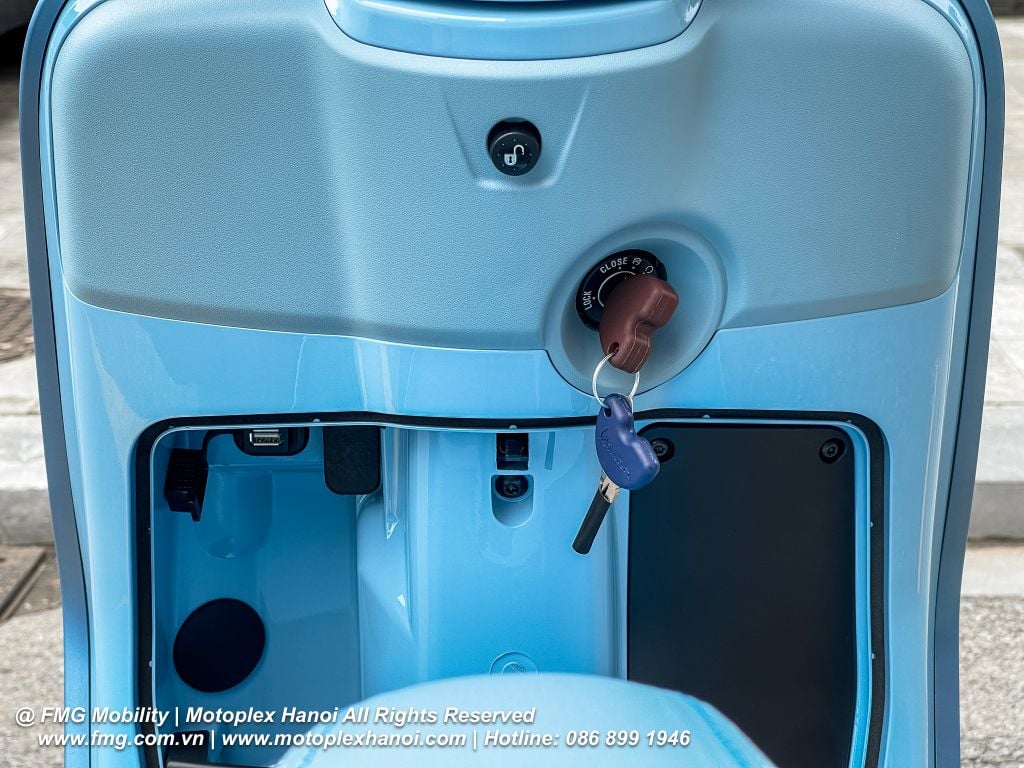 Sạc điện thoại và hộc để đồ được bố trí phía trong cốp trước xe