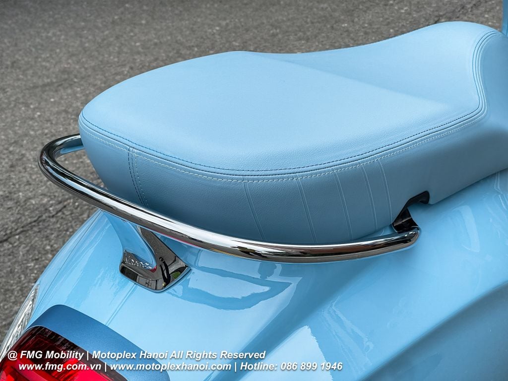 Tay xách mạ chrome sang trọng và thanh lịch