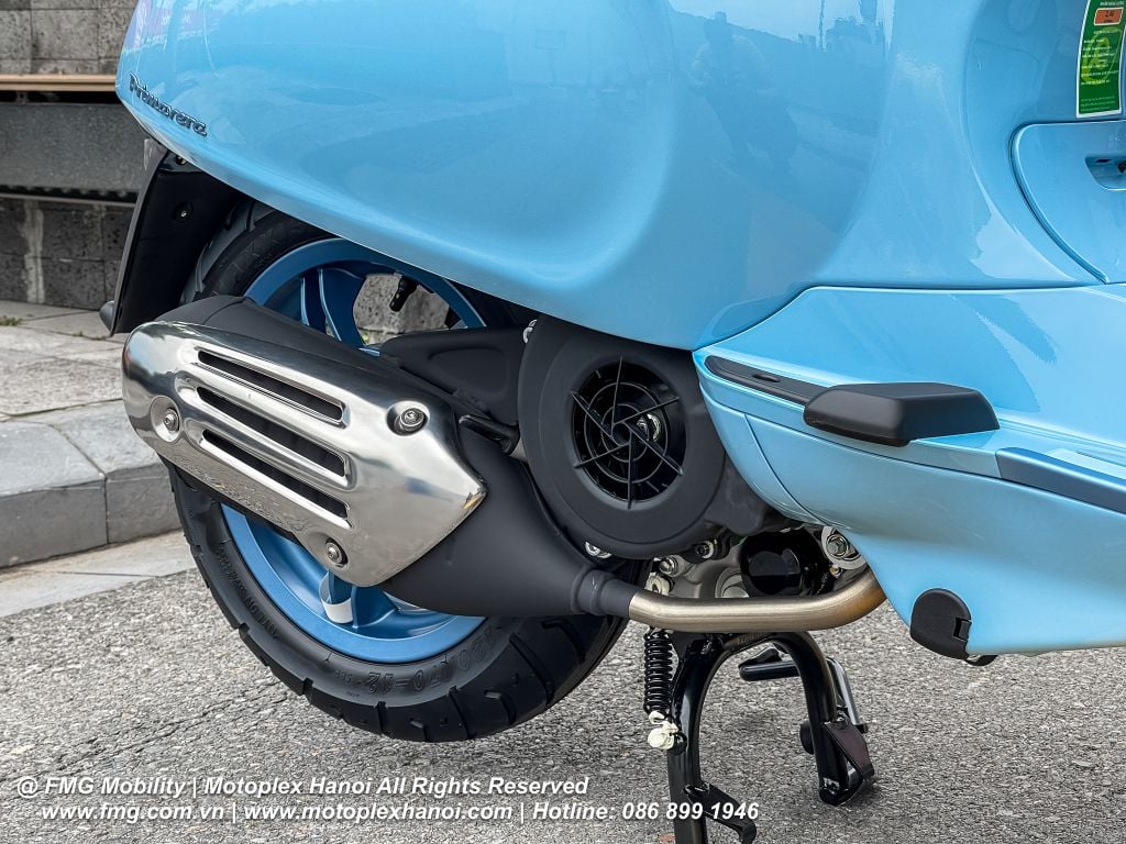 Ống xả được ốp kim loại sáng bóng trên Vespa Primavera S 125