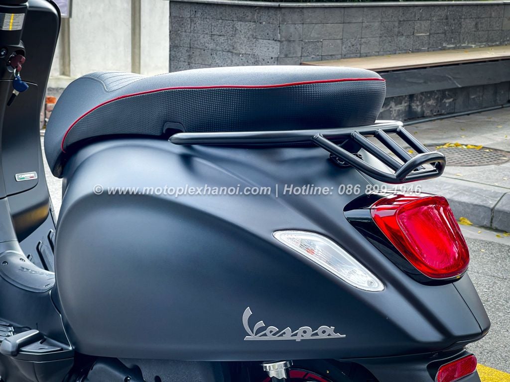 Vespa Sprint 125cc Carbon chính hãng tại Motoplex Hanoi