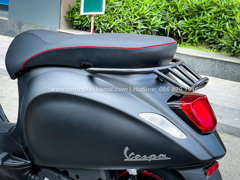 Vespa Sprint 125cc Carbon chính hãng tại Motoplex Hanoi