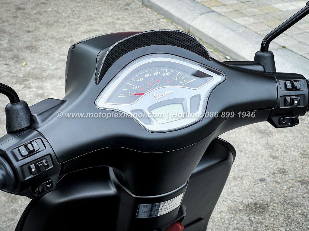 Màn hình hiển thị LCD trên Vespa Sprint 125cc Carbon cùng mào che nắng phủ vân carbon