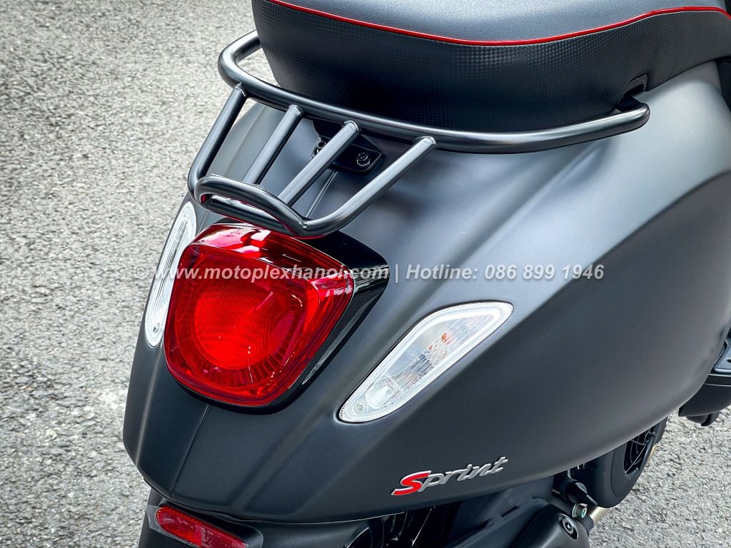 Vespa Sprint 125 Carbon được trang bị Tay Dắt Sau Thể Thao (Baga cong)