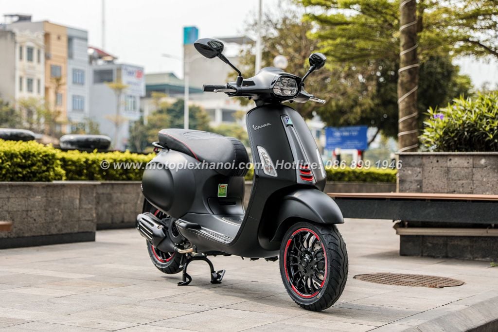 Vespa Sprint 125 Carbon phiên bản hoàn toàn mới màu Đen nhám cùng họa tiết Carbon Sporty