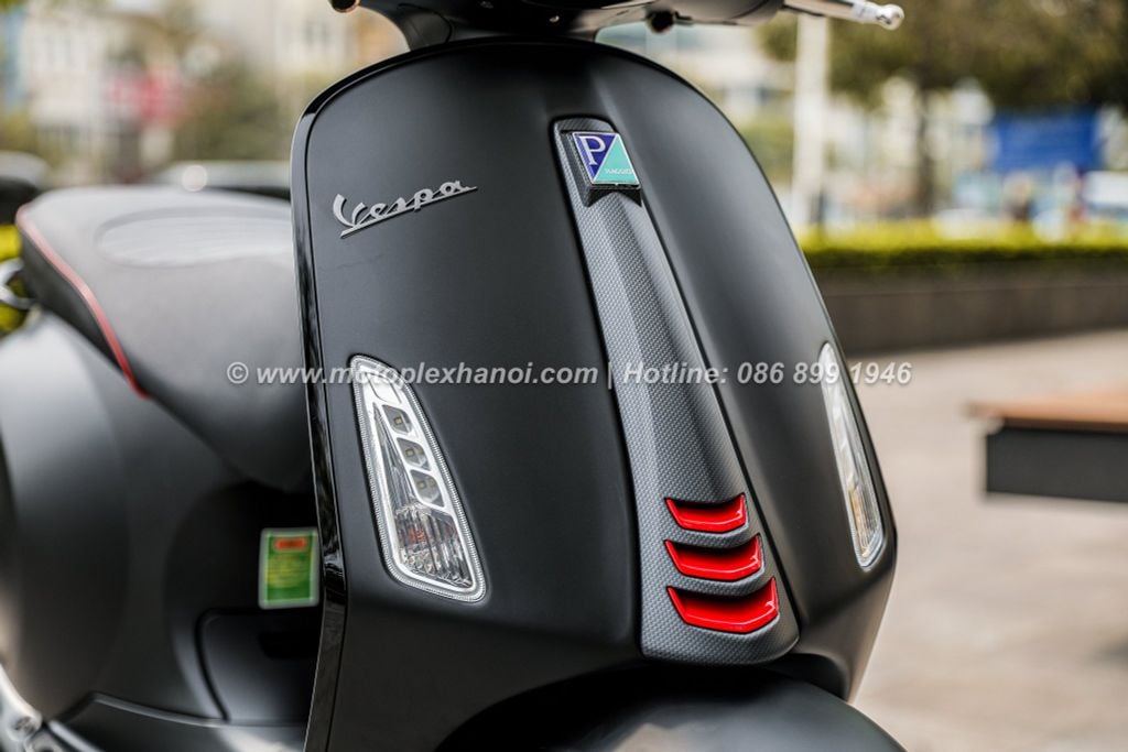 Cà vạt Vespa Sprint Carbon được làm mới với họa tiết Carbon cùng tem xe màu Xám nhám