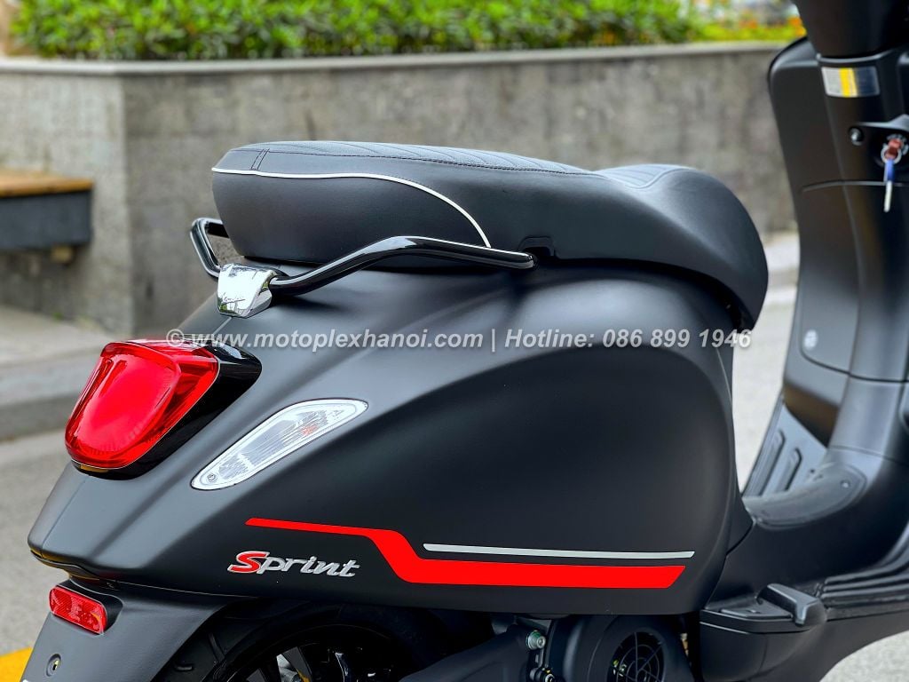 Tay dắt sơn đen bóng tạo nên sự đồng điệu trên Vespa Sprint S 150