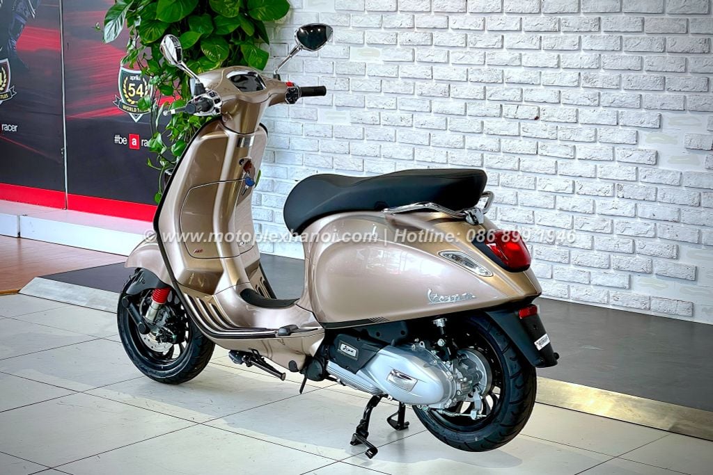 Thiết kế liền mạch nguyên khối của Vespa Sprint S 150 TFT mang lại sự an toàn