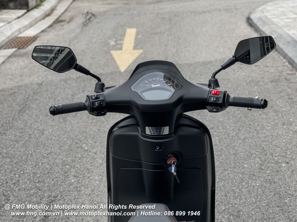 Tay lái thiết kế công thái học phân bổ đồng đều tạo cảm giác lái xe an toàn khi vào cua