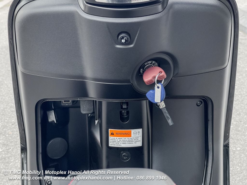 Cốp trước có ngăn chứa đồ nhỏ và cổng sạc USB tiện dụng cũng như nẫy mở cốp xe trong tình huống khẩn cấp