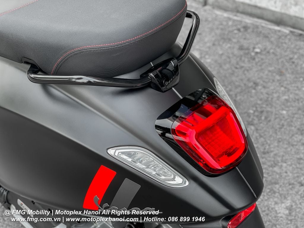 Tay dắt sơn đen bóng tạo nên sự đồng điệu trên Vespa Sprint S 150